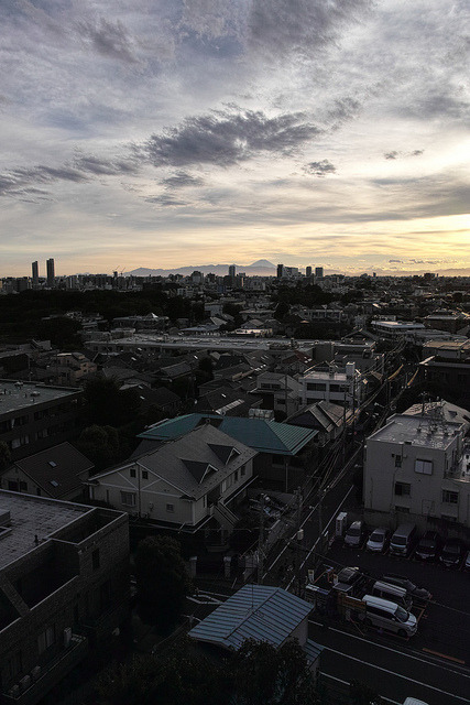 yunzix:  TOKYO SKY by ebaebajpn on Flickr. 