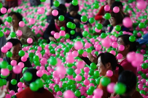 mymodernmet:  China creates the world’s largest ball pit with one million balls, some of which has wishes written on them. Read more on My Modern Met. 