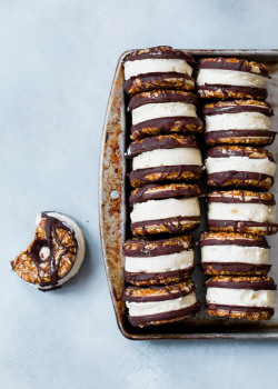 cravehiminallways212: sweetoothgirl:    SAMOAS ICE CREAM SANDWICH COOKIES    Oh, sweet fucking hell.  😍😍😍