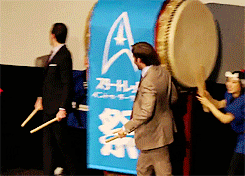 swiggityswurban:whitelaws:The Star Trek Into Darkness cast at the Tokyo premiere#chris pine will lit
