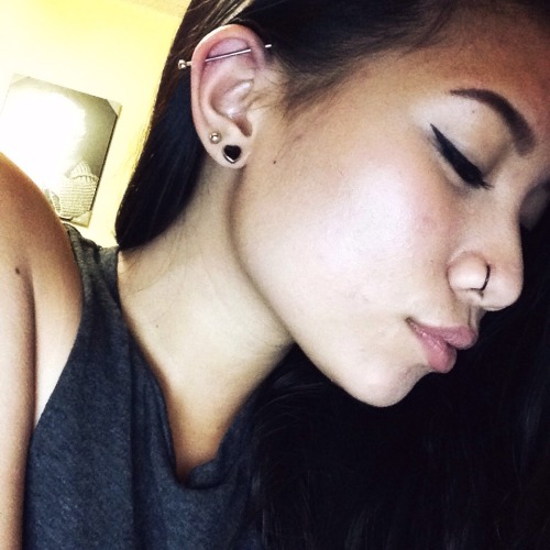 dalope: Guys I’m so obsessed with my industrial piercing, helpinstagram.com/leslieedalope