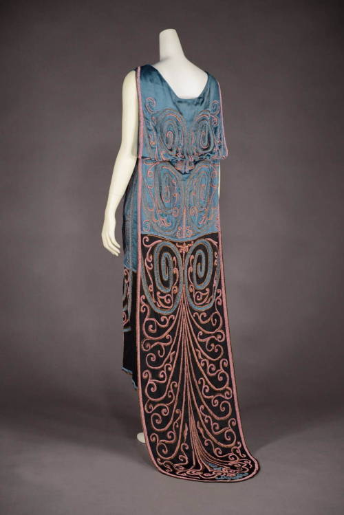 Callot Soeurs evening dress ca. 1920From the Kobe Fashion Museum via Fashion Press