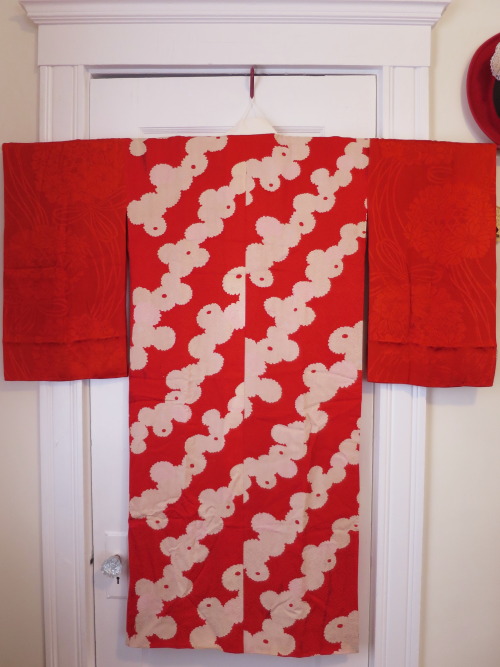 I made nibushiki-juban from my vintage beautiful silk juban by myself.I bought this juban from Hyota