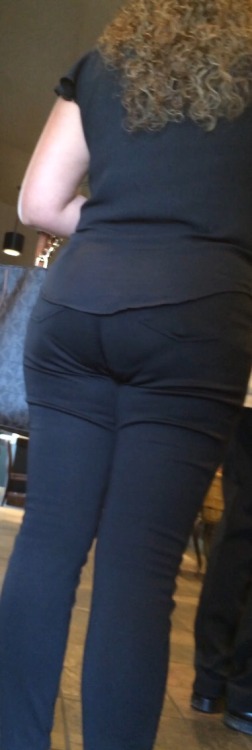 creepshotcandids:#creepshot #booty #tight pants #pawgWaiting in line at Starbucks. Prime target prac