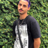 Finja sorrisos, e não sentimentos.
