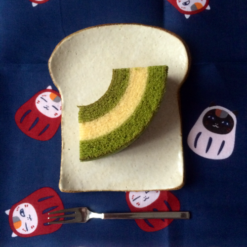 botanmochi:  ◆京ばあむ 緑色の生地は抹茶味、白い生地は豆乳味。 甘さ控えめで抹茶の苦味が効いており、食感はしっとりしている。 