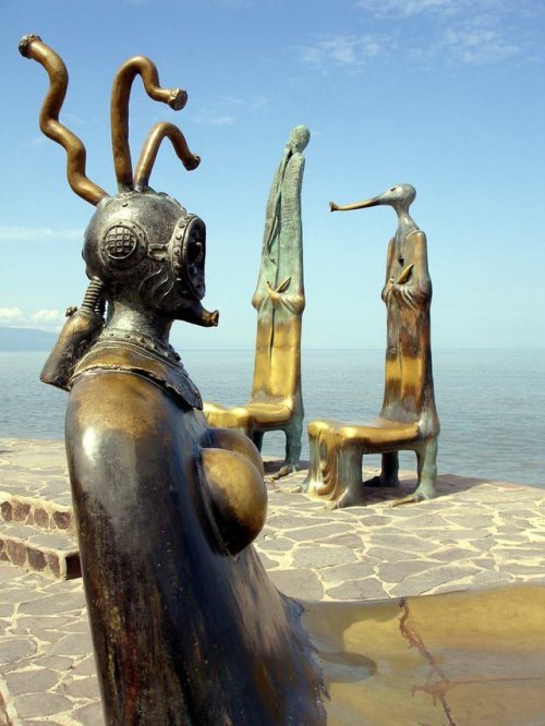 steampunktendencies:“La Rotunda del Mar” (“The Circle of the Sea”) by artist
