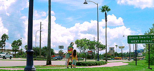 raffertysarah:  I can always tell when adults are about to cry.  The Florida Project (2017) dir. Sea