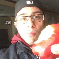 mikus88:  an apple a day they say, feliz martes a todos!