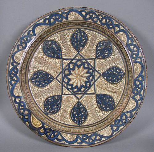 treasures-and-beauty:Earthenware Dish, ca. 1420–1430 Spain.Noldor pottery