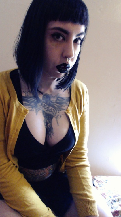bevgodsgirls:  I was going to work on photos this morning but couldn’t get the black eye covered up and I really have no idea how to use my new camera yet so…  I’m not really happy with any of them, they’re just kind of awkward and I was just