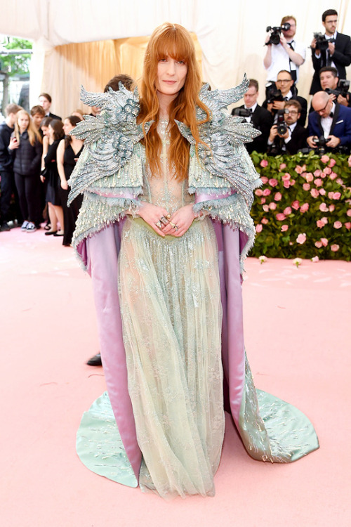 omgthatdress: FLORENCE WELCH APPEARING IN A FLOCK OF DOVES, SPREADING PEACE WHEREVER SHE GOES!