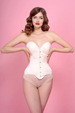 martysimone:  froufroufashionista:  Maya Hansen corset #mayahansen (via Pin by Faire Frou Frou // Alison Rubke on Lingerie Lingerie! | Pinter…)   ❤️        