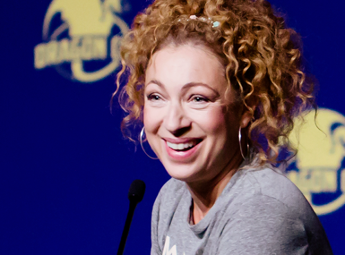 lesbiansofinterest: Alex Kingston @ Dragon Con 2017Alex Kingston Live! - Sept. 4, 2017