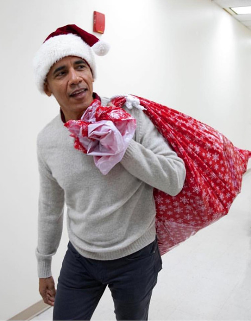 patrickat: sullypants: isoshouldwriteabook: glitterleaf: accras: President Obama plays Santa for pat