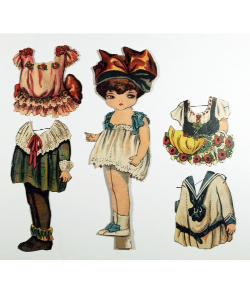 design-is-fine:“Elfchen” paper doll, 1920s-1930s. Berlin. © Foto: Museum Europäischer Kulturen der S