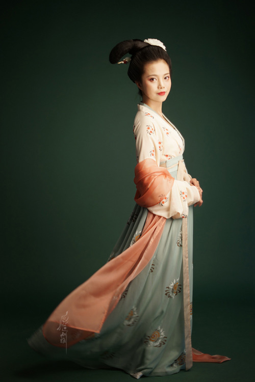 fouryearsofshades: Spring 2016 series 花间浅酌 by 小 雅.  小 雅 is known for its hand-painted hanfu. The f