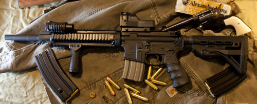 gmsurvival:  militiamedic:  victran:  dirty-gunz:  whiskeyandspentbrass:  AR  in .50 Beowolf  i dont believe you..  dat shi cray  GIMME.  The stopping power of a .50 in a compact urban environment friendly package. Great for vehicle checkpoint defense,