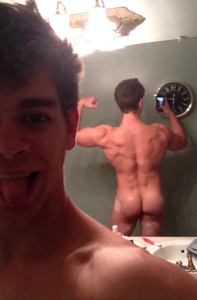 exclusivekiks:  Sexy white boy 🔥🔥  Follow me:  http://exclusivekiks.tumblr.com/