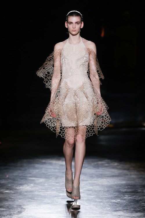 edgy-vogue:  Iris van Herpen Autumn/Winter 2016 Collection