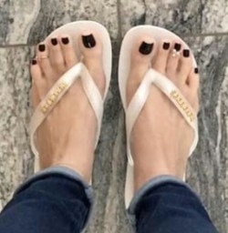 crazysexytoes:  Lara Belos’ gorgeous toes