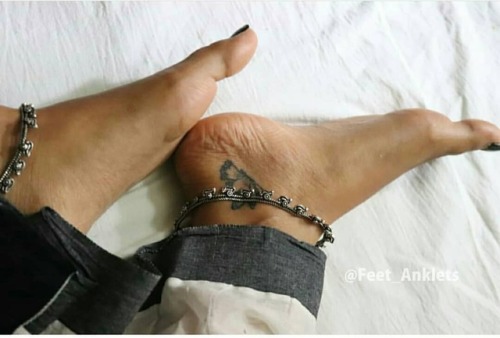 Beautiful dark shades ❤❤❤ #feet #anklets #tattoo #black #blacknails #blacknaillpolish #blacktoes #to