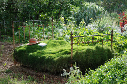 sharonbelle:kellyymanning:boredpanda:15+ Ways To Recycle Your Old Furniture Into A Fairytale Garden@