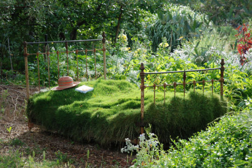 boredpanda:  15+ Ways To Recycle Your Old Furniture Into A Fairytale Garden  