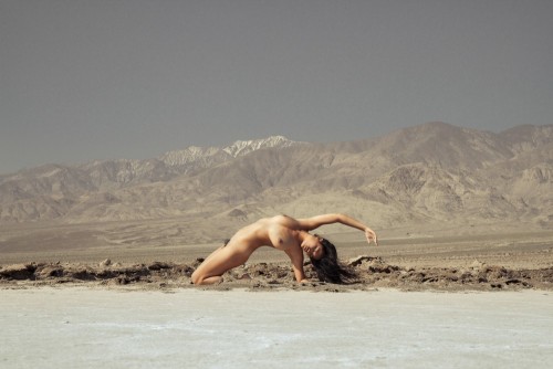 happyandnude:  More from that very excellent “Death Valley” shoot with Cacia Zoo.   Awesome!