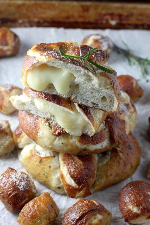 yumi-food:Mozzarella Stuffed Rosemary and Parmesan Soft Pretzels