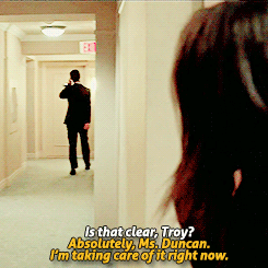 cosimas-eyeliner:thecloneclub:Sarah impersonating Rachel (x)BUT THE WAY SHE INTENTIONALLY MOVES HER 