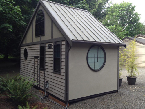 i-dream-in-bloo:  meganzoor:  saltdoe:  jeremylawson:  A 280 square feet tiny house in Aurora, Oregon. More info here.  scumfolk  that shelving unit near the tub is so smart  This is.. incredible.. actually!! 