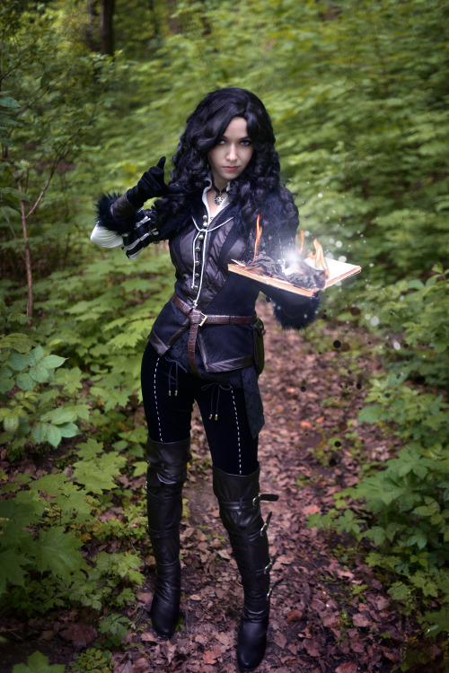 Fandom: The Witcher: Wild HuntPhotographer: Igor KhomichСosplayers: Natali M Character: Yennefer Cou
