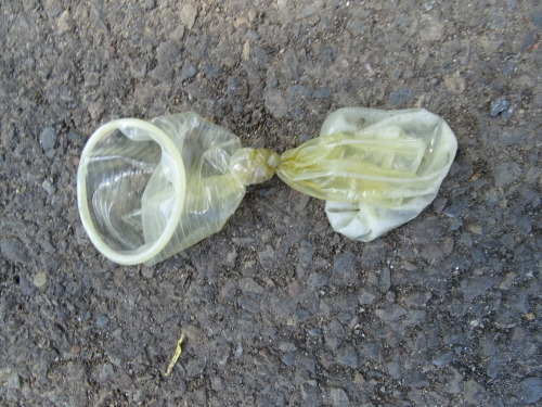 throwncondom:  Angleur, parking du Moulin, avril 2015.  Arghh! J’adore trouver une capote nouée avec du sperme et son emballage…  Là je peux vraiment imagier une belle bite bien raide en train d’éjaculer… Dommage que ce n’est pas dans ma