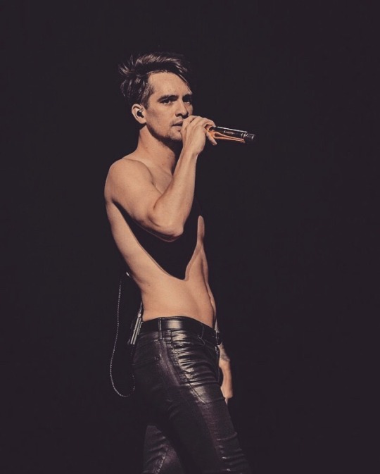 Porn photo afycsoxprettyodd:  brendon mf urie ladies