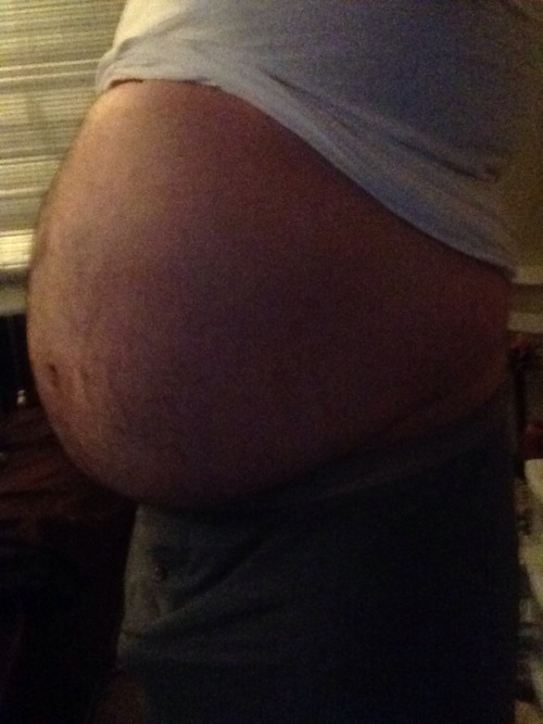 damnthisbutton:  Indeed blurry but does it look like I just chugged roughly 2 gallons! I feel stupid heavy and sloshy.