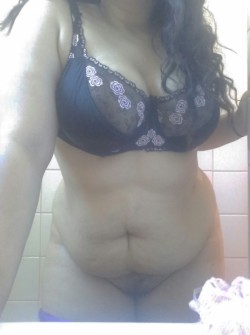 mxdcpl:  voluttuosadea:  I have an obsession with my own belly.  So do I