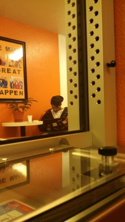 alloisasaurus:   This guy’s been here talking to me all night and now he’s using my laptop.  #Motel6GSRproblems I feel that