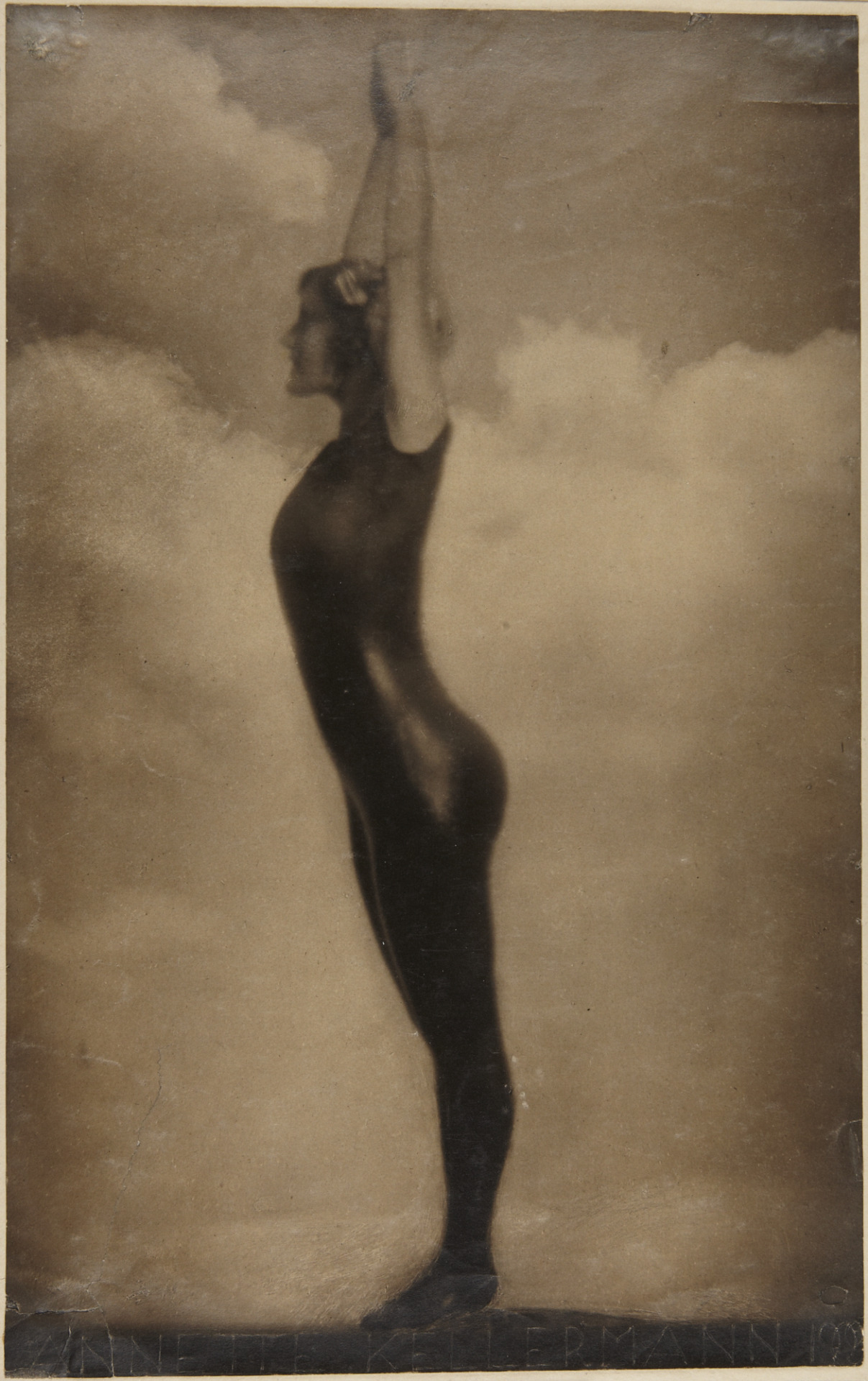 dame-de-pique:  Clarence H. White - Portrait of Annette Kellermann diving, 1909 