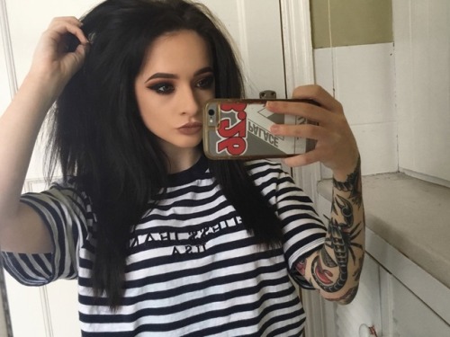 gnarrw0lves: Spent the day in bed, I’m truly a wildcard  Instagram @eveannaa_