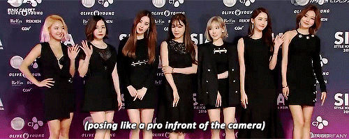 gingerfany:  Hyo and her never ending cuteness at the pink carpet 
