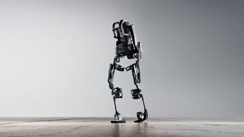 saiko-pl:  Ekso™ is a bionic suit, or exoskeleton, which enables individuals with lower extremity paralysis to stand up and walk over ground with a weight bearing, four point reciprocal gait. Walking is achieved by the user’s forward lateral weight