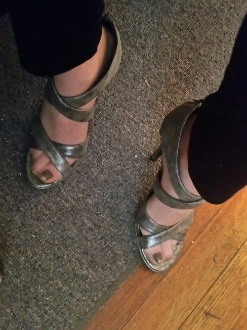 nylonvixen: The shoes of the day. It’s dress down day today. I have found the perfect stocking