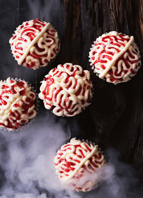 Need some inspo for Halloween treats? Cupcakes with Brain Icing 