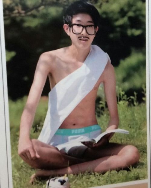 kim-kardassian:  dutchster:  this was the result of a korean high school having no rules for their senior photos            Beautiful. 