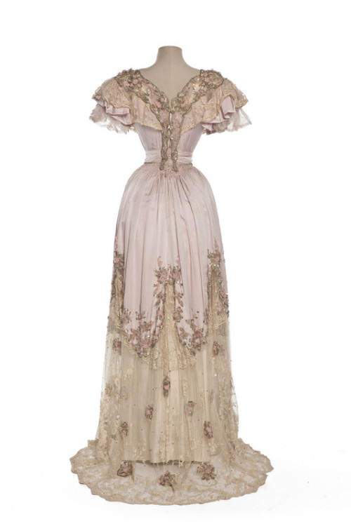 lookingbackatfashionhistory: • Evening gown. Maker: Clergeat (maison de confection, Paris)