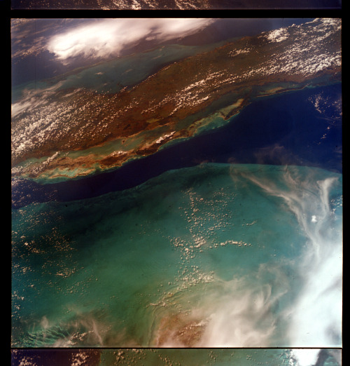 spaceplasma:  Gemini 5  Gemini 5 (officially Gemini V) was a 1965 manned spaceflight in NASA’s Gemini program. It was the third manned Gemini flight, the 11th manned American flight and the 19th spaceflight of all time (includes X-15 flights over 100