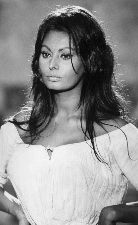 laragosta: Happy birthday La Loren. 