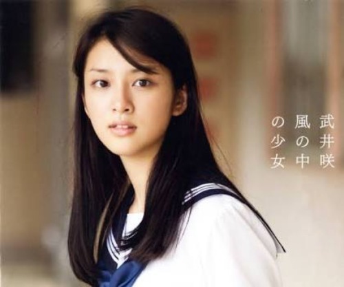 武井咲さんは、シュッと上がり気味の細めの眉にすると美人さがとても引き立つ方だと思います。きれい。