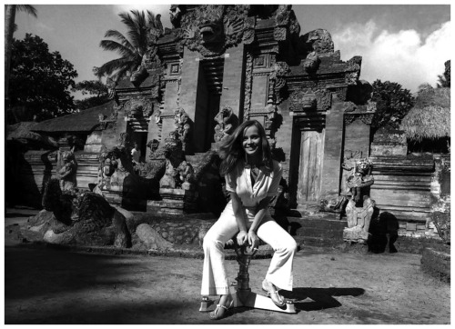 Laura Antonelli a Bali, 1970RIPA me piace ricordarla così, e sorridente, non le solite foto svestita